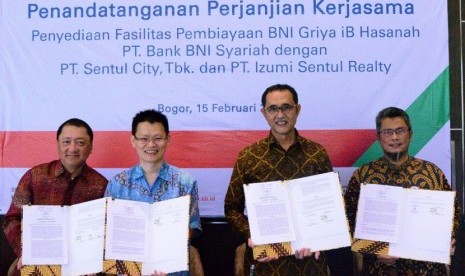 Direktur PT Sentul City, Rickey Mabbun Leuterio; Direktur PT Izumi Sentul Realty, Ricky Kinanto Teh; SEVP Ritel dan Jaringan BNI Syariah, Iwan Abdi; Pemimpin Divisi Konsumer BNI Syariah, Samson; (kiri ke kanan) berfoto bersama saat momen penandatanganan kerjasama dalam fasilitas pembiayaan kepemilikan rumah.