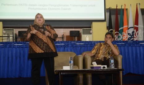 Direktur PT  Swen Inovasi Transfer Sri Wahyuni MP memberikan motivasi kepada para alumni Diploma IPB.