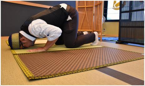 Direktur Pusat Dakwah Jepang Zulkarnain Bin Hasan Basri sholat dengan sajadah tatami atau tikar inori di Jepang.