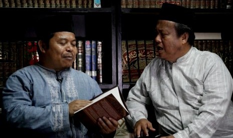 Direktur Pusat Kajian Hadis, Ahmad Lutfi Fathullah (kiri) bersama wartawan Republika, Damanhuri Zuhri (kanan)