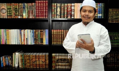  Direktur Pusat Kajian Hadist, Ahmad Lutfi Fathullah. 