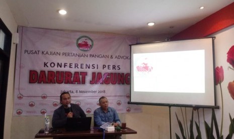 Direktur Pusat Kajian Pertanian dan Advokasi (Pataka) Yeka Hendra Fatika (kiri) dan Presiden Forum Peternak Layer Nasional Ki Musbar Mesdi dalam konferensi pers di Jakarta, Kamis (8/11).