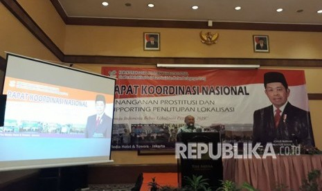 Direktur Rehabilitasi Tuna Sosial Kementerian Sosial Sonny Manalu saat membuka Rapat Koordinasi Penanganan Prostitusi dan Supporting Penutupan Lokalisasi, di Jakarta, Kamis (19/4).