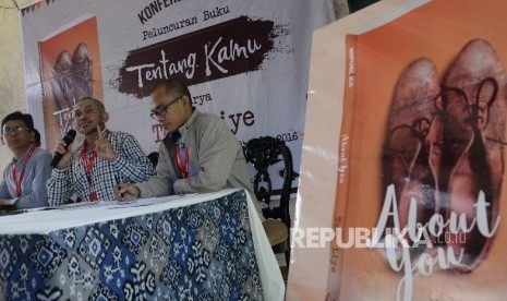 Direktur Republika Penerbit Arys Hilman Nugraha (kiri), GM Marketing Republika Penerbit Awod Said (tengah), dan GM Redaksi Penerbit Republika Syahruddin El Fikri saat konferensi pers peluncuran novel terbaru karya Tere Liye, Jakarta.