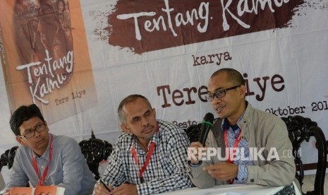 Direktur Republika Penerbit Arys Hilman Nugraha (kiri), GM Marketing Republika Penerbit Awod Said (tengah), dan GM Redaksi Penerbit Republika Syahruddin El Fikri saat konferensi pers peluncuran novel terbaru karya Tere Liye, Jakarta, Selasa (25/10).