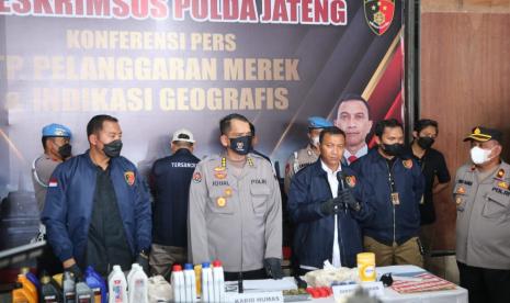 Direktur Reserse Kriminal Khusus (Dir Reskrimsus) Polda Jawa Tengah, Kombes Pol Dwi Subagio, dan Kabidhumas Polda Jawa Tengah, Kombes Pol Iqbal Alqudusy, saat menggelar konferensi pers pengungkapan kasus pemalsuan produk pelumas bermerek di Kota Semarang, Jawa Tengah, Kamis (20/10).