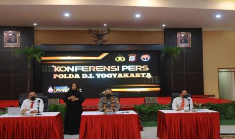 Direktur Reserse Kriminal Khusus Polda DIY Kombes Pol Roberto Pasaribu (kiri), Kabid Humas Polda DIY Kombes Pol Yuliyanto (tengah), dan Wakil Direktur Reserse Kriminal Khusus Polda DIY, AKBP FX Endriadi (kanan) saat menggelar konferensi pers kasus tindak pidana kejahatan  eksploitasi anak dengan modus mendistribusi video pornografi dan seksual melalui jaringan media sosial (medsos) dan media daring di Mapolda DIY, Senin (11/7/2022).