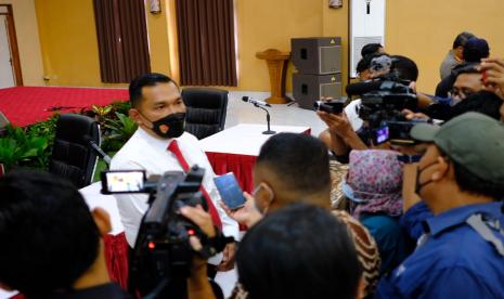 Direktur Reserse Kriminal Khusus Polda DIY Kombes Pol Roberto Pasaribu berbicara kepada wartawan usai konferensi pers kasus tindak pidana kejahatan  eksploitasi anak dengan modus mendistribusi video pornografi dan seksual melalui jaringan media sosial (medsos) dan media daring di Mapolda DIY, Senin (11/7/2022).