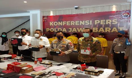 Direktur Reserse Kriminal Khusus Polda Jabar, Kombes Pol Arif Rqvhman, SIK (kedua dari kiri) menunjukkan barang bukti kasus kartu Prakerja fiktif di Mapolda Jabar.