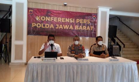 Direktur Reserse Kriminal Khusus Polda Jabar, Kombes Pol Arif Rachman bersama Direktur Reskrimum, Kombes Yani Sudarto saat rilis perkembangan kasus Hanib Bahar bin Smith di Mapolda. 