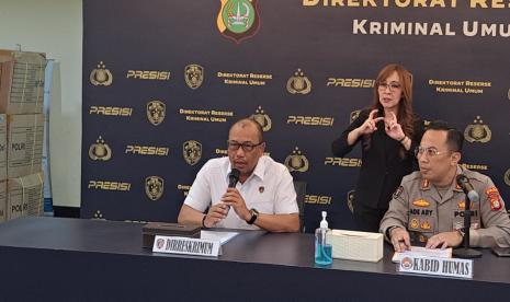 Direktur Reserse Kriminal Umum Polda Metro Jaya Kombes Wira Satya Triputra (kemeja putih), saat menggelar konferensi pers kasus pembunuhan mahasiswi di Sukmajaya, Depok, di Polda Metro Jaya, Jakarta Selatan, Senin (22/1/2024). 