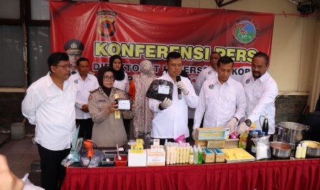 Direktur Reserse Narkotika Polda Jabar, Kombes Pol Enggar Pareanom menggelar perkara penangkapan kasus kosmetik ilegal dengan pelaku ibu rumah tangga.