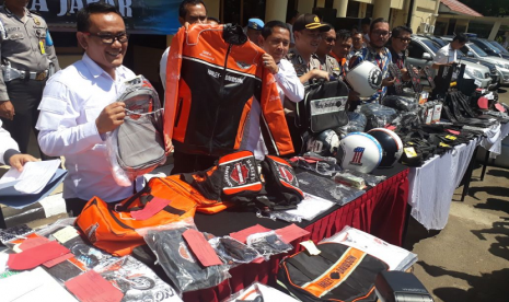 Direktur Reskrimsus Polda Jabar, Kombes Pol Samudi, SiK, menunjukkan jaket palsu bermerek Harley Davidson. 