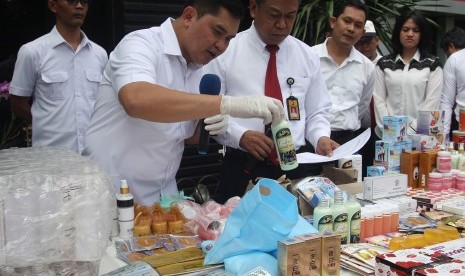 Direktur Reskrimsus Polda Metro Jaya Kombes Pol Mohammad Fadil Imran (kedua kiri) bersama jajarannya menunjukkan barang bukti obat palsu dan kosmetik palsu saat pengungkapan peredaran obat dan kosmetik palsu di Ditreskrimsus Polda Metro Jaya, Jakarta,