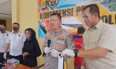 Direktur Reskrimum Polda NTB, Kombes Pol Hari Brata SIK, didampingi Kasubdit III Direskrimum Polda NTB Kompol Yasmara SIK, saat menggelar jumpa pers, Kamis (4/2).