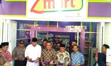 Direktur Retail Bank Muamalat Indonesia, Purnomo B. Soetadi bersama Direktur Pendistribusian BAZNAS, Mohd. Nasir Tajang, Bupati Langkat, Ngogesa Sitepu dan Ketua DPRD Langkat Terbit Rencana PA, meresmikan jaringan usaha mikro ritel Z-Mart di Stabat, Ibu Kota Kabupaten Langkat Sumatera Utara, Senin (11/12). Untuk mewujudkan program ini, Bank Mualamat bersama BAZNAS menyalurkan bantuan sebesar Rp 300 juta. 