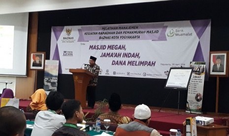 Direktur Retail Banking Bank Muamalat Purnomo B Soetadi, saat memberikan sambutan di acara Pelatihan Manajemen Masjid di Yogyakarta, Ahad (8/4)