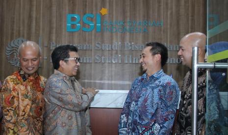 Direktur Retail Banking BSI Ngatari, Ketua Dewan Komisioner Otoritas Jasa Keuangan (OJK) periode 2012-2017 Muliaman D. Hadad, Dekan Fakultas Ekonomi dan Bisnis Universitas Indonesia Teguh Dartanto, Ph.D, dan Direktur Keuangan & Strategi BSI Ade Cahyo Nigroho saat peresmian renovasi ruangan sekretariat Program Studi S1 Reguler Ilmu Ekonomi Islam dan S1 Reguler Bisnis Islam Fakultas Ekonomi dan Bisnis Universitas Indonesia, Rabu (30/8/2023). 