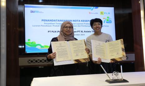 Direktur Retail dan Niaga PLN Edi Srimulyanti (kiri) menyampaikan, produk inovasi PLN yakni Advance Metering Infrastructure (AMI) dan Automatic Meter Reading (AMR) akan diintegrasikan ke dalam ekosistem XL Axiata untuk meningkatkan layanan kepada publik.