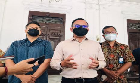 Direktur Revenue PT MNR Bayu Sumarjito, Wali Kota Bogor Bima Arya Sugiarto, dan Direktur Pengelolaan Koleksi Ilmiah Kedeputian Infrastruktur Riset pada BRIN Hendro Wicaksono menyampaikan hasil pertemuan terkait GLOW Kebun Raya Bogor, Selasa (28/9).