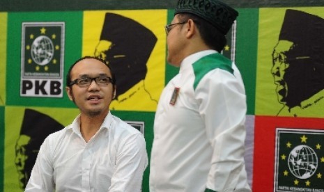 Direktur Riset dari Charta Politica, Yunarto Wijaya (kiri), Ketua Umum DPP PKB Muhaimin Iskandar (kanan) berbincang usai diskusi di Jakarta, Ahad (15/12).