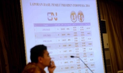  Direktur Riset SMRC, Djayadi Hanan menjadi pembicara dalam konferensi pers lembaga-lembaga penyelenggara Quick Count Pilpres 2014 di Hotel Century, Kamis (10/7).