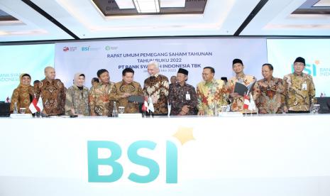 Direktur Risk Management PT Bank Syariah Indonesia Tbk (BSI) Tiwul Widyastuti, Direktur Finance & Strategy BSI Ade Cahyo Nugroho, Direktur Compliance & Human Capital BSI Tribuana Tunggadewi, Wakil Direktur Utama BSI Bob Tyasika Ananta, Direktur Utama BSI Hery Gunardi, Komisaris Utama BSI Adiwarman Azwar Karim, Ketua Dewan Pengawas Syariah  BSI Hasanudin, Komisaris Independen BSI Komaruddin Hidayat, Komisaris Independen BSI M. Arief Rosyid Hasan, Komisaris Independen Mohamad Nasir, dan Anggota Dewan Pengawas Syariah BSI Mohamad Hidayat saat pelaksanaan RUPST Tahun Buku 2022 BSI di Wisma Mandiri, Jakarta. (22/5/2023))