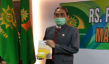 Direktur RS PKU Muhamamdiyah Solo, Jawa Tengah, Mardiatmo, dalam acara bedah buku karangannya yang berjudul Melangkah Pasti Sejiwa Bersama Sang Matahari.   