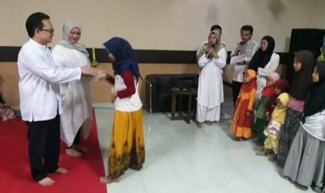 Direktur RS Siloam Purwakarta, dr Irwan Gandana, saat menyantuni anak yatim dari Yayasan Al Ukhuwah, Selasa (5/6).