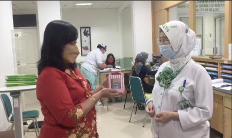 Direktur Rumah Sakit Hermina Depok Dr. Lies Nugrohowati kenakan kebaya dan bagikan kue untuk peringati Hari Kartini.