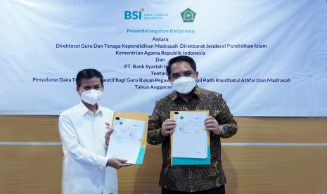 Direktur Sales and Distribution Bank Syariah Indonesia Anton Sukarna (kanan) dan Direktur Guru & Tenaga Kependidikan Kementrian Agama RI Muhammad Zain (kiri) saat Penandatanganan Perjanjian Kerjasama (PKS) penyaluran insentif guru madrasah Non PNS di Aceh senilai Rp 15 miliar, Senin (18/10). 