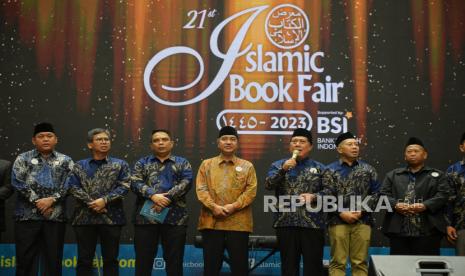 Direktur Sales dan Distribusi PT Bank Syariah Indonesia (BSI) Anton Sukarna (ketiga kiri) Ketua Umum Ikatan Penerbit Indonesia (Ikapi) Arys Hilman (kedua kiri), Ketua Ikapi DKI Jakarta Hikmat Kurnia (kedua kanan), pemenang Islamic Book Fair Award 2023 Hamid Fahmy Zarkasyi (tengah) dan pimpinan sejumlah pondok pesantren berfoto bersama saat membuka acara Islamic Book Fair 2023 di Istora Senayan, Jakarta, Rabu (20/9/2023). Pameran buku islam atau Islamic Book Fair ke-21 kembali digelar di Istora Senayan dengan menyajikan beragam program seperti IBF Awards 2023, lomba marawis dan pameran buku yang berlangsung mulai dari Rabu (20/9) hingga Ahad (24/9) mendatang.