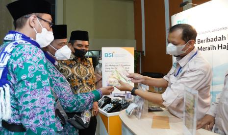 Direktur Sales & Distribution BSI Anton Sukarna (tiga dari kiri) menyapa calon jamaah haji kloter pertama yang siap diberangkatkan dari embarkasi Jakarta Pondok Gede.