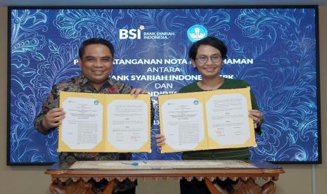 Direktur Sales & Distribution PT Bank Syariah Indonesia Tbk (BSI) Anton Sukarna (kiri) dan Sekretaris Jenderal Kemendikbudristek Suharti menandatangani nota kesepahaman mengenai Peningkatan dan Pengembangan Literasi Keuangan dan Perbankan Syariah Melalui Bidang Pendidikan, Kebudayaan, Ilmu Pengetahuan dan Teknologi.