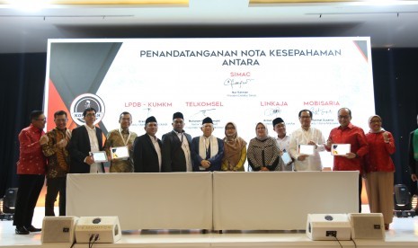  Direktur Sales Telkomsel Ririn Widaryani (paling kanan), Senior Vice President Corporate Secretary Telkomsel Muharam Perbawamukti (kedua kanan), Vice President Corporate Communications Denny Abidin (paling kiri), Wakil Presiden terpilih periode 2019-2024 Prof. Dr. KH. Ma'ruf Amin (tengah), Direktur Utama LPDB - KUMKM Drs. Braman Setyo, M. Si (ketiga kanan), Presiden Direktur Simac Gus Nur Rahman (keempat kanan) beserta para jajaran usai penandatanganan MoU kolaborasi Telkomsel dengan Santri Milenial Center (Simac) di Jakarta, (9/10). Komitemen Telkomsel untuk terus menghadirkan solusi digital dan memberikan dampak sosial positif melalui pemanfaatan teknologi digital yang tepat melalui kolaborasi dengan Santri Milenial Center (Simac), sebuah wadah bagi para santri milenial dalam membangun ekonomi kerakyatan berbasis keumatan. Kemitraan strategis antara Telkomsel dan Simac juga ditandai dengan penandatangan MoU oleh LinkAja dan Simac yaitu dengan peluncuran Aplikasi Kopi Abah, sebuah produk UKM berbasis gerakan milenial yang bertujuan untuk mendorong pemberdayaan ekonomi kerakyatan.