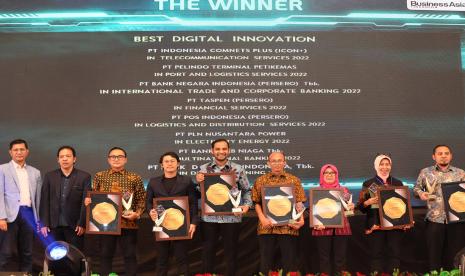 Direktur SDM dan TI TASPEN Ovita Susiana Rosya (ketiga kanan) menerima penghargaan kategori Best Chief Technology Officer (CTO) Indonesia Digital Innovation and Achievement of The Year 2022 di Jakarta, Kamis (20/10/2022). TASPEN meraih tiga penghargaan dalam ajang Indonesia Digital Innovation and Achievement Awards 2022 untuk kategori Best Digital Innovation In Financial Services 2022, Best Chief Executive Officer (CEO) Indonesia Digital Innovation and Achievement of The Year 2022 atas nama Direktur Utama TASPEN A.N.S Kosasih dan Best Chief Technology Officer (CTO) Indonesia Digital Innovation and Achievement of The Year 2022 atas nama Direktur SDM dan TI TASPEN Ovita Susiana Rosya. 