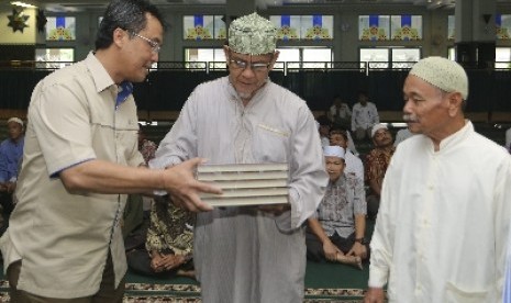 Direktur SDM dan Umum PT Pupuk Sriwidjaja (Pusri) Palembang Bob Indriarto A Susatyo (kiri) menyerahkan bantuan Alquran kepada pengurus masjid dan langgar (surau) disekitar perusahaan PT Pupuk Sriwidjaja (Pusri) di Masjid Al Aqobah Palembang.