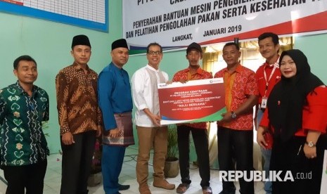 Direktur SDM Pelindo 1, M. Hamied Wijaya kepada Kelompok Ternak Makmur dan Kelompok Ternak Maju Bersama, yang disaksikan oleh Camat Secanggang, Sofyan Tarigan S.sos,Map, Kepala Divisi PKBL Pelindo 1 Santi Saptasari, dan Menejer Keuangan Pelindo 1 Belawan Paruhuman Lubis.