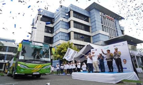 Direktur SDM Pelindo Multi Terminal Edi Priyanto dan Executive Director 1 pada Regional 1 Pelindo Ichwal Fauzi Harahap (kiri ke kanan) melakukan Flag Off Mudik Asyik Bersama BUMN yang diselenggarakan SPMT di Medan