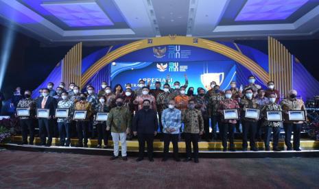 Direktur SDM Pertamina Persero Erry Sugiharto mewakili Pertamina Persero memperoleh penghargaan National Champion Kreditur & Buyer terbaik ke-2 dan Direktur Utama Pertamina Patra Niaga Alfian Nasution memperolah Penghargaan National Champion katergori vendor/pemasok terbaik ke-3 dalam acara Apresiasi Mitra BUMN Champion 2022, pada Senin (9/5/2022) di Ballroom Grha Pertamina Persero.