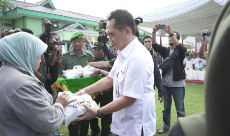 Direktur SDM Pupuk Kaltim Meizar Effendy saat memberikan paket pangan kepada masyarakat di Samarinda, Kalimantan Timur, Jumat (12/4). Pemberian paket pangan tersebut sekaligus dalam rangka upaya penetrasi penggunaan dompet digital, LinkAja. 