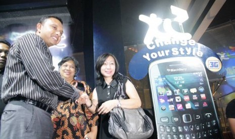 Direktur Service Management XL – Ongki Kurniawan (kiri) menyerahkan ponsel BlackBerry 3G kepada salah seorang pelanggan setia XL dalam acara program Trade-in 