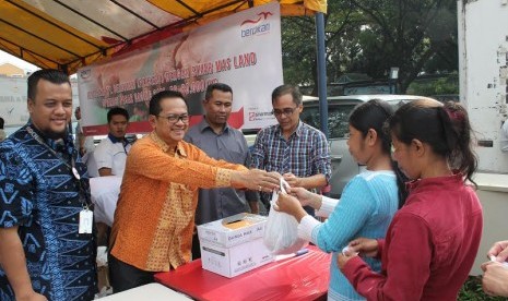 Direktur Sinar Mas Land - Ignesjz Kemalawarta melayani warga BSD City yang ingin membeli daging berkualitas dengan harga murah.   