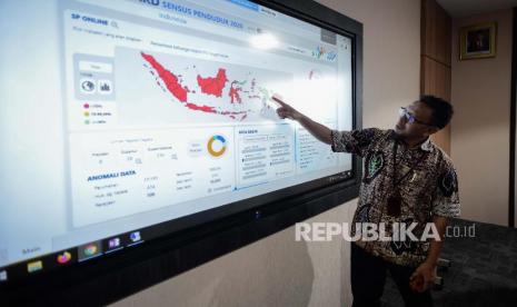 Direktur Sistem Informasi Statistik BPS Muchammad Romzi memantau data sensus penduduk online di kantor Badan Pusat Statistik (BPS), Jakarta, Kamis (5/3).