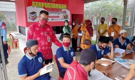 Direktur Sosialisasi dan Komunikasi BPIP M Akbar Hadi Prabowo (baju batik merah berdiri) meninjau Perpustakaan Merah Putih di Lapas Kelas II A Bengkulu, Kamis (18/11). Pada kesempatan itu, Akbar mengingatkan tentang pentingnya menghadirkan literasi berdasarkan nilai-nilai Pancasila di Lapas.