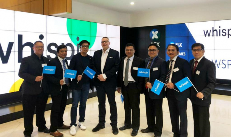 Direktur Strategic Portfolio Telkom Achmad Sugiarto (kedua dari kanan) bersama Deputi Bidang Usaha Energi, Logistik, Kawasan dan Pariwisata Kementerian BUMN, Edwin Hidayat Abdullah (keempat dari kanan) menghadiri acara pencatatan saham perdana (IPO) startup portofolio Telkom, Whispir di Australian Securities Exchange, didampingi CEO MDI Ventures Nicko Widjaja (ketiga dari kiri) dan CEO Whispir Jeromy Wells (keempat dari kiri) di Melbourne, Rabu (19/6).