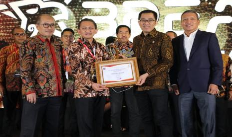 Direktur Strategic Portfolio Telkom Achmad Sugiarto (kedua dari kiri) saat menerima predikat Telkom sebagai Industry Leader dalam ajang BUMN Performance Excellence Award 2020 di Jakarta, Rabu (4/3). Penghargaan diserahkan langsung oleh Ketua Komisi VI DPR RI Faisol Riza (kedua dari kanan) disaksikan Ketua Umum Forum Ekselen BUMN Agung Yunanto (paling kiri) serta Pemimpin Redaksi Infobank News Eko B. Supriyanto (paling kanan).