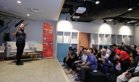 Direktur Strategic Portfolio Telkom Achmad Sugiarto membuka sekaligus memaparkan peran penting TelkomGroup dalam membangun ekosistem digital di Indonesia dalam acara “Digital Trends 2020 from The Eyes of VC’s and Telcos” di Jakarta, Senin (17/2).