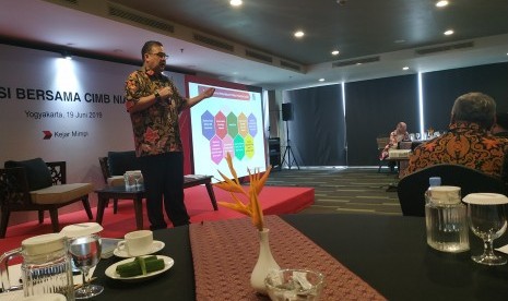  Direktur Syariah Banking CIMB Niaga Pandji P Djajanegara menyampaikan tentang perkembangan CIMB Niaga Syariah pada acara Diskusi Bersama CIMB Niaga, di Hotel Harper, Kota Yogyakarta, Rabu (19/6).