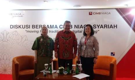 Direktur Syariah Banking CIMB Niaga Pandji P Djajanegara (batik merah, tengah) dalam acara diskusi di Jakarta, Senin (20/8). 